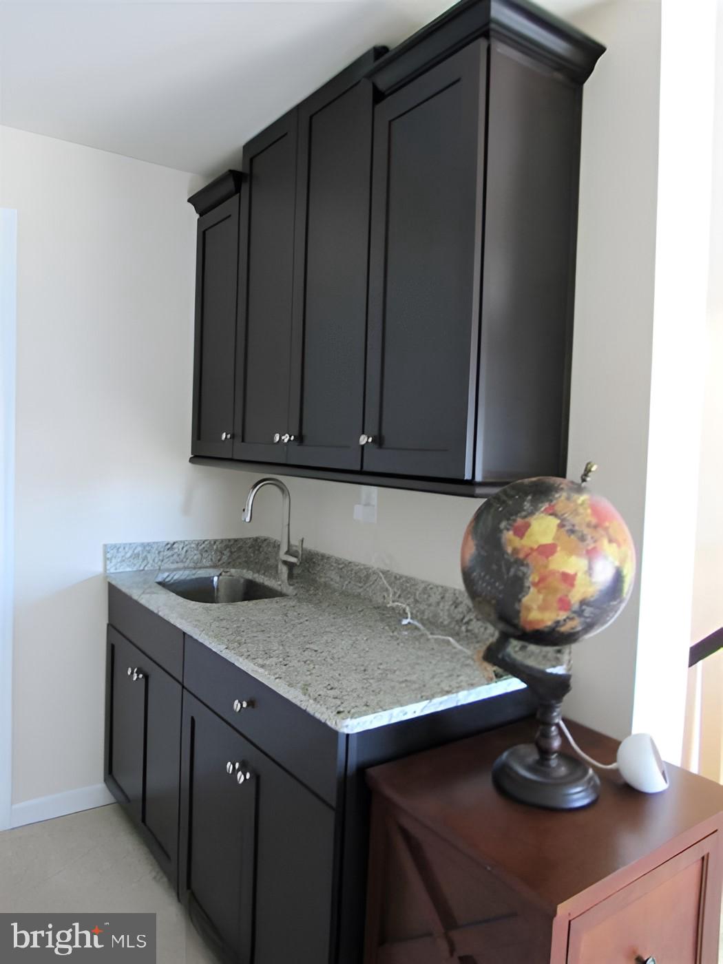 42581 Sunset Ridge Square Ashburn, VA 20148 - Photo 18 of 24 Sleek kitchenette with modern finishes.