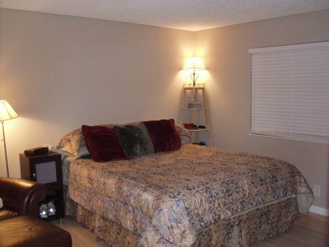 400 Carillo Court San Ramon, CA 94583 - Photo 3 of 9 a bedroom with a bed and a lamp