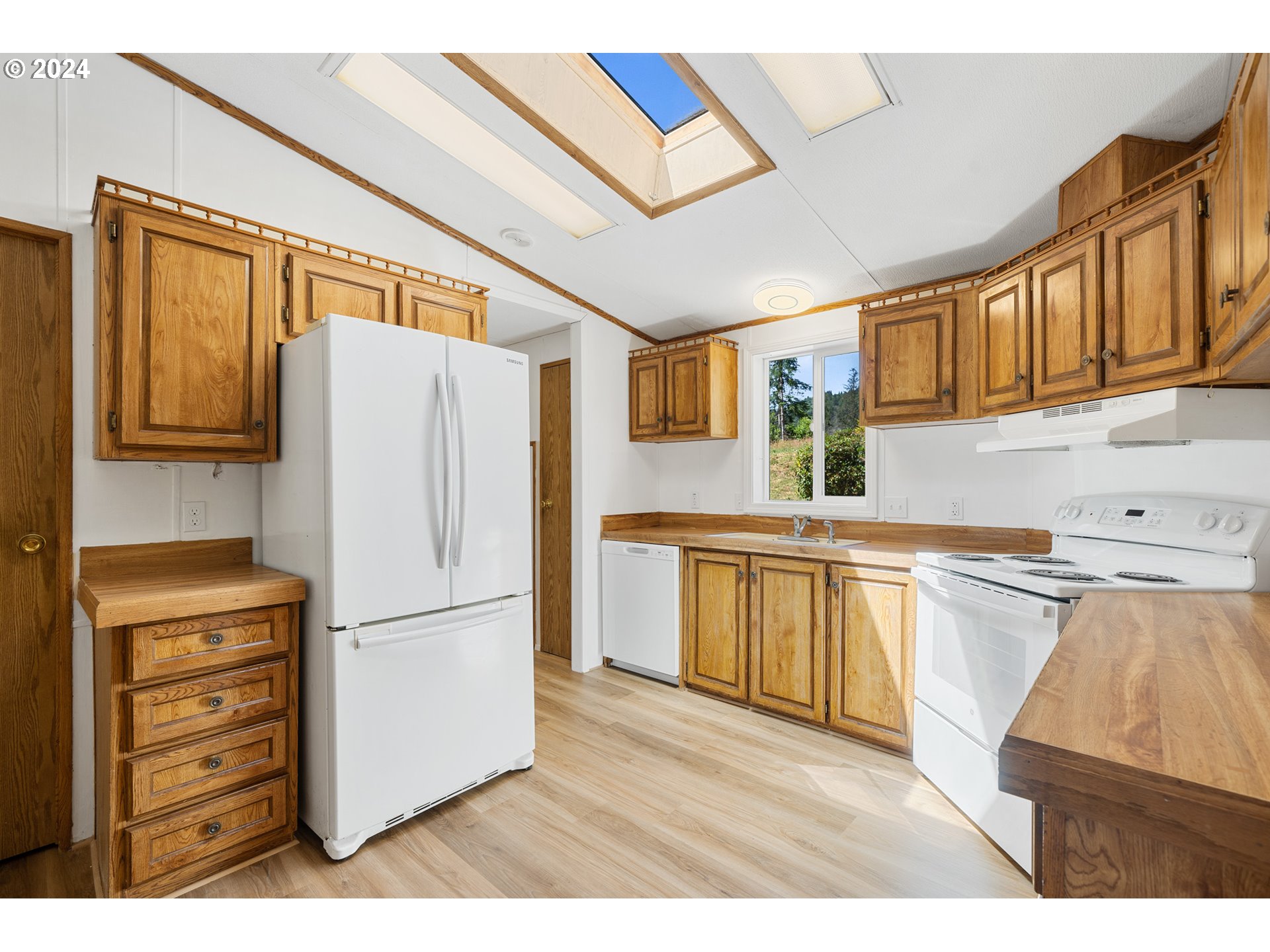 8327 Pike Road Tillamook, OR 97141 - Photo 10 of 37 Kitchen