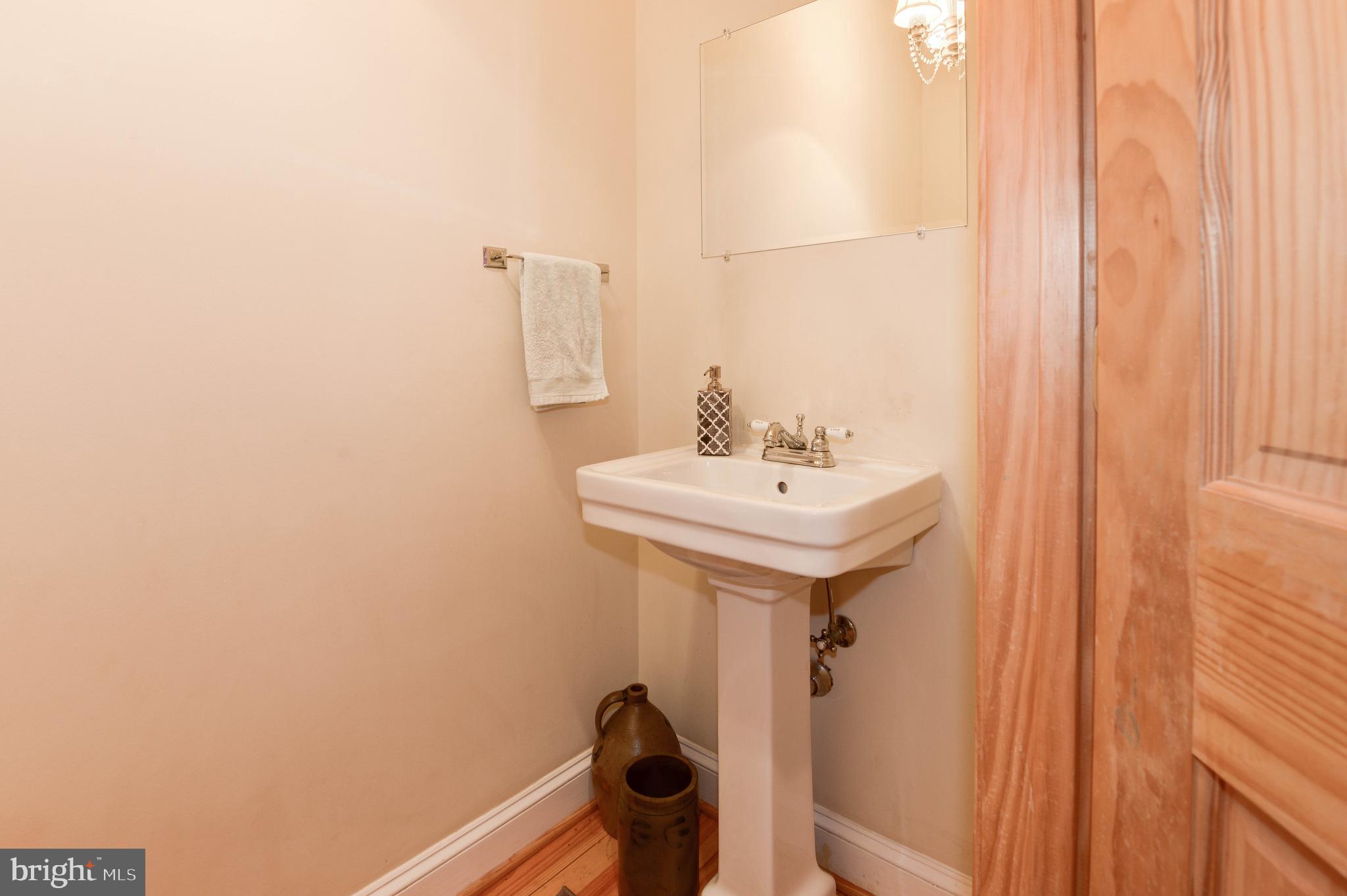 36906 North Fork Road Purcellville, VA 20132 - Photo 19 of 57 Main Level Powder Room