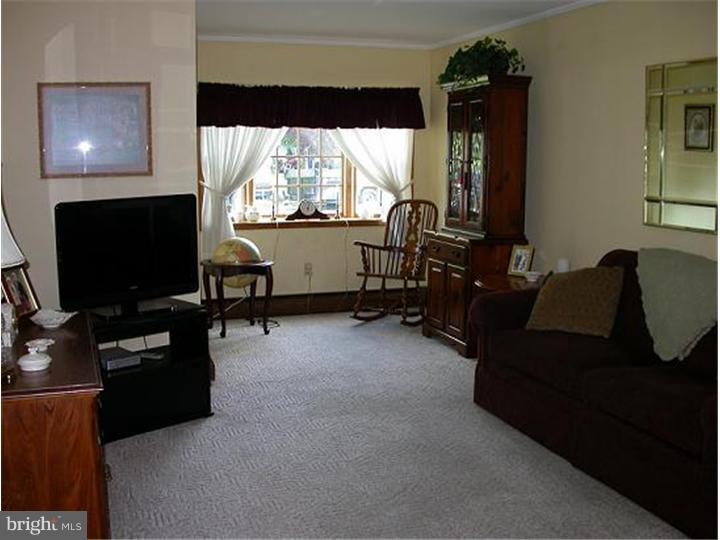 93 Idlewild Road Levittown, PA 19057 - Photo 14 of 22 Living Room