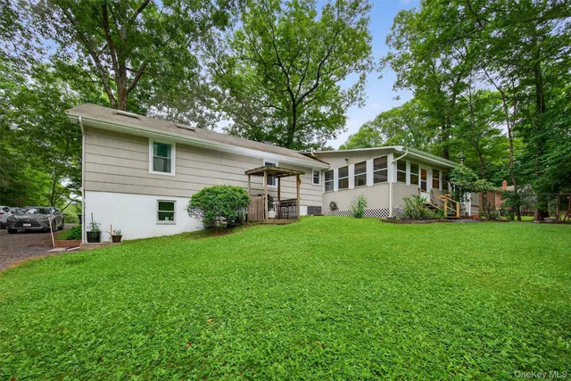 a view of a house with backyard and garden