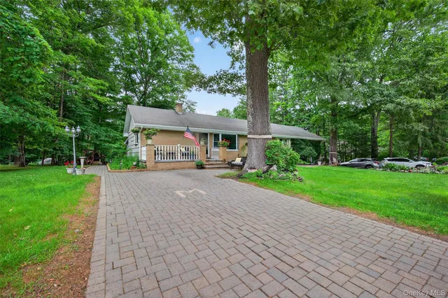 a view of house with outdoor entertaining space