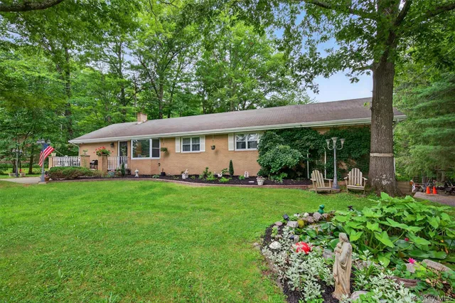 a view of a house with backyard and garden