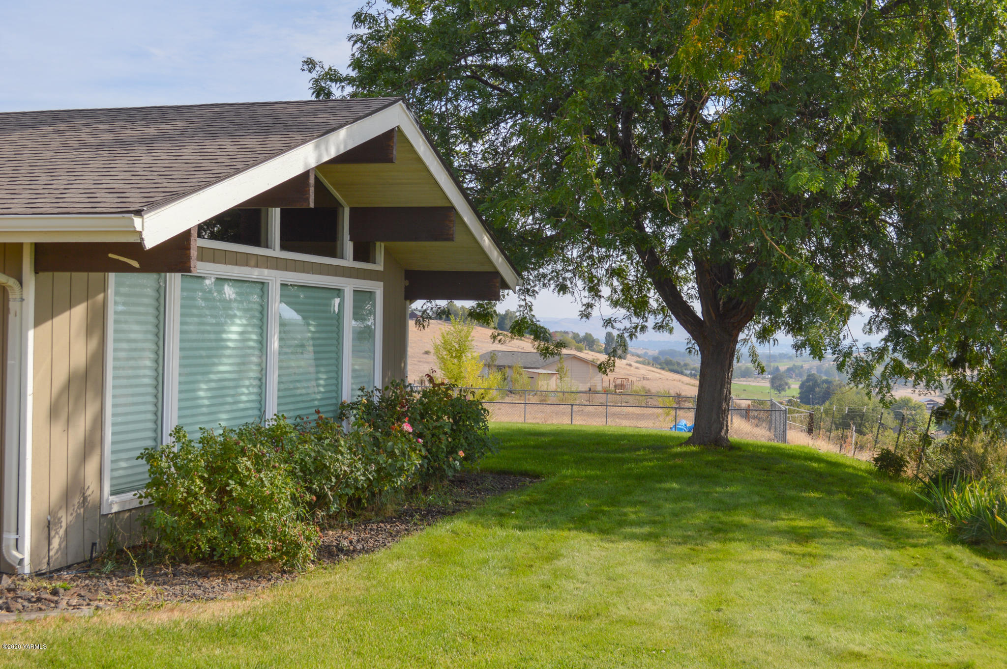 250 West Canyon Road Yakima, WA 98908 - Photo 15 of 27 a front view of house with yard and green space