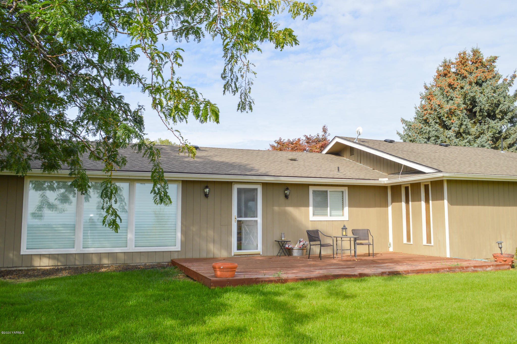 250 West Canyon Road Yakima, WA 98908 - Photo 16 of 27 a front view of a house with garden