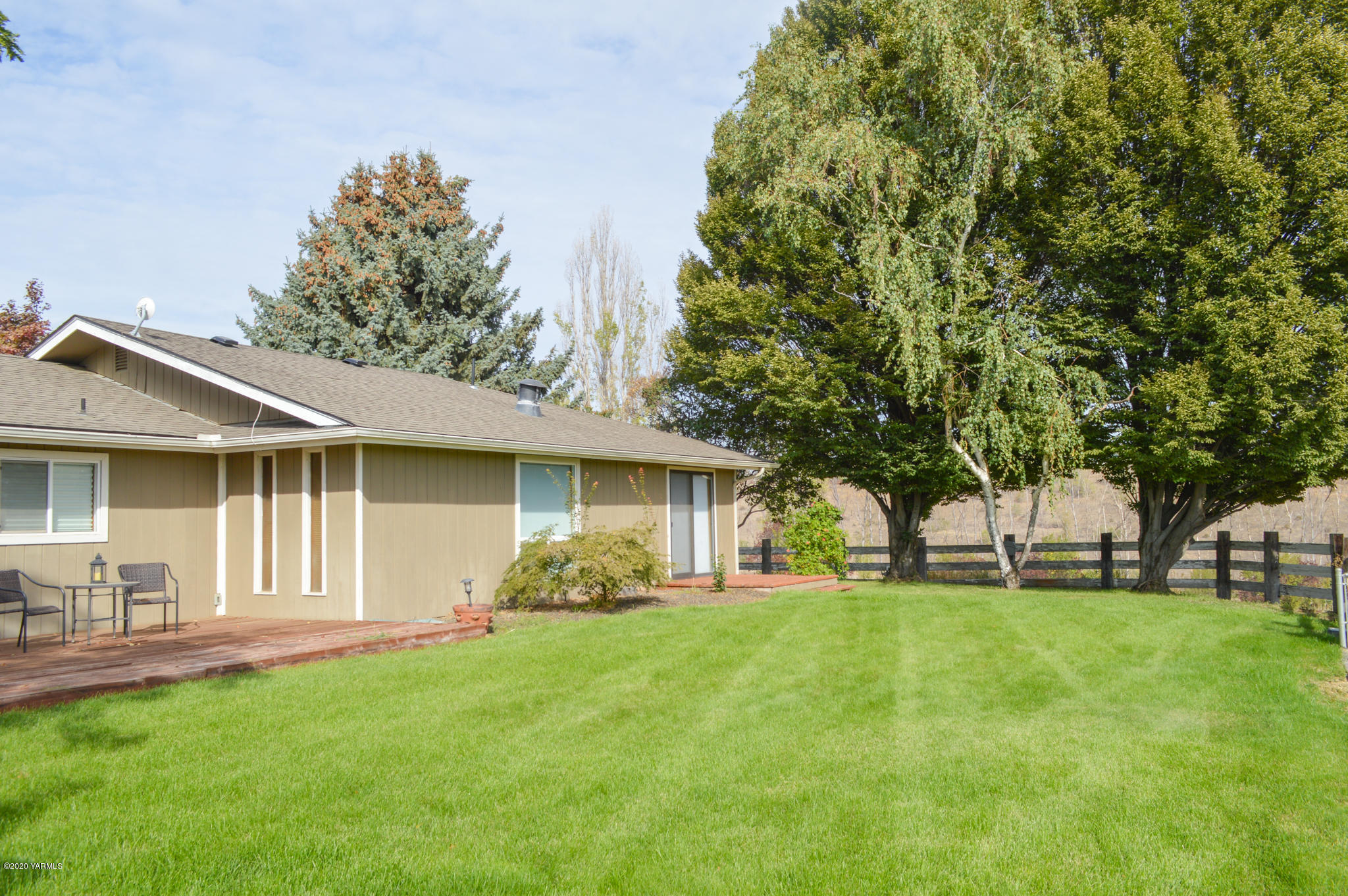 250 West Canyon Road Yakima, WA 98908 - Photo 17 of 27 a front view of house with yard and green space