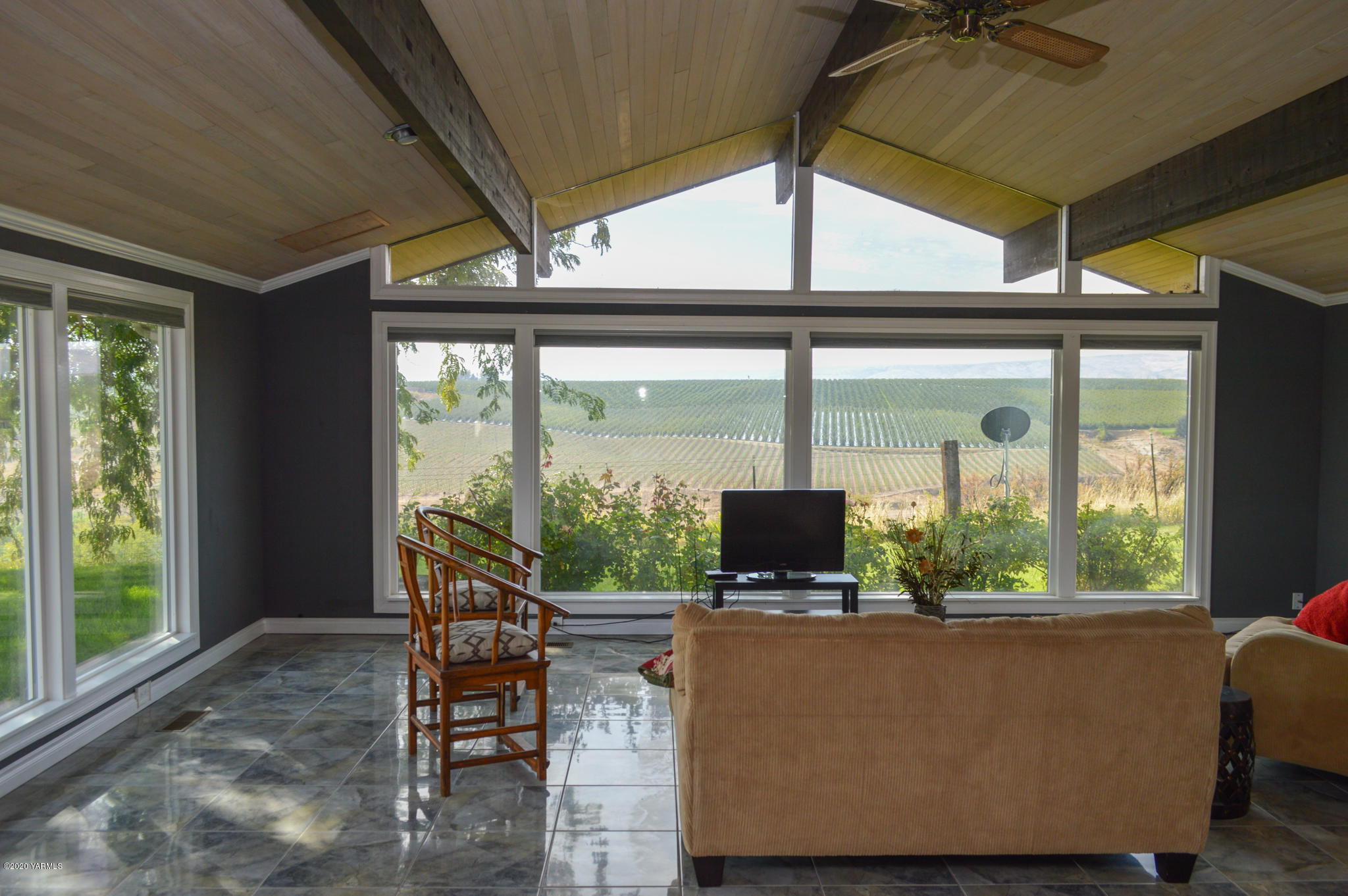 250 West Canyon Road Yakima, WA 98908 - Photo 6 of 27 a living room with furniture and a window
