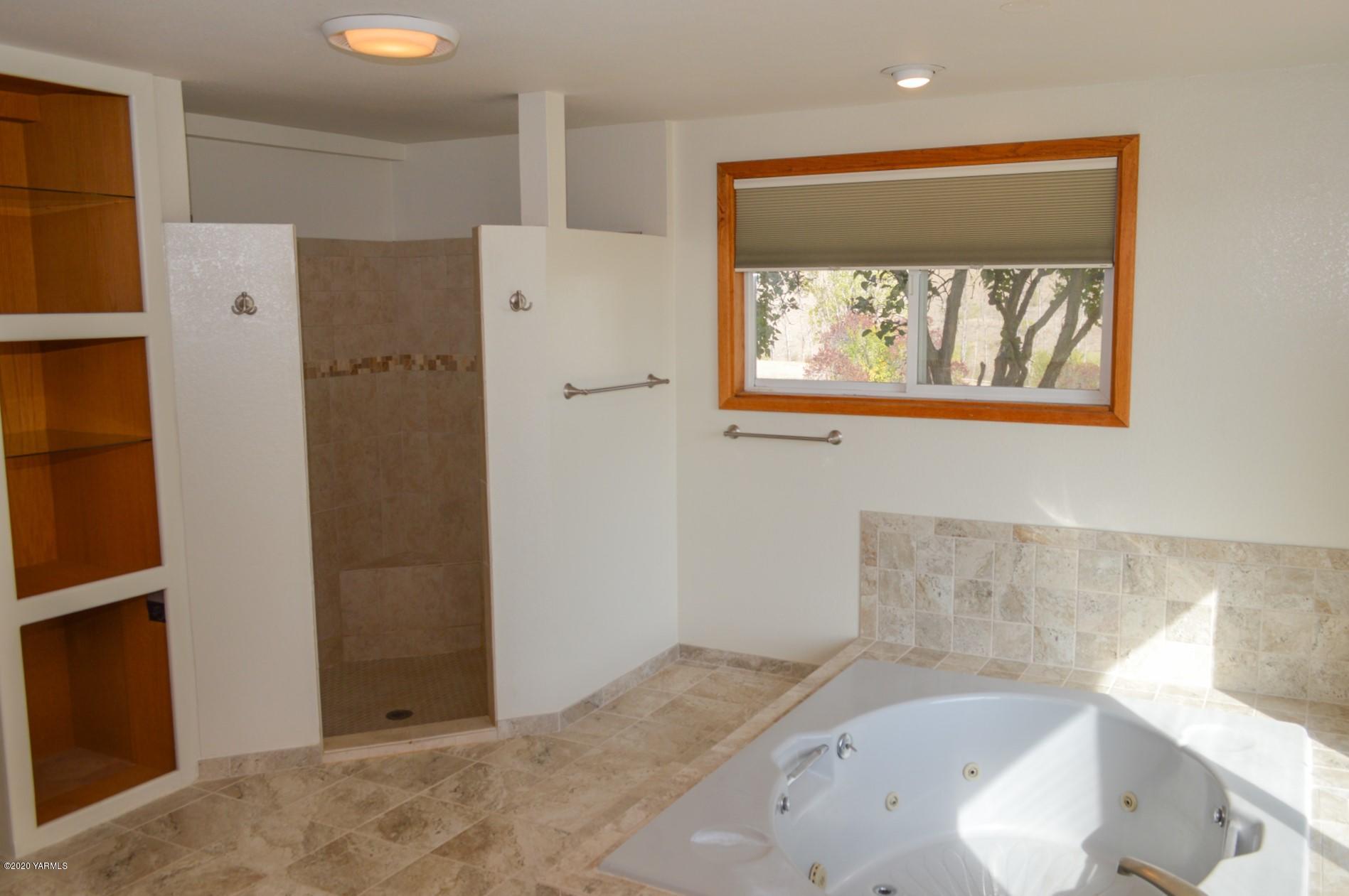 250 West Canyon Road Yakima, WA 98908 - Photo 10 of 27 a bathroom with a bathtub and a window