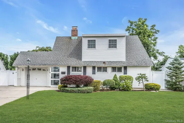 $699,000 | 9 Deep Lane, Wantagh, NY 11793