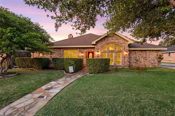 $549,900 | 517 Highland Park Drive, Hurst, TX 76054