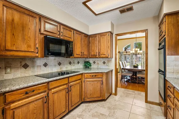 $549,900 | 517 Highland Park Drive, Hurst, TX 76054