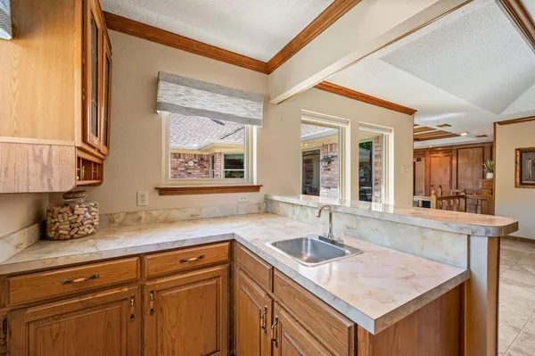 $549,900 | 517 Highland Park Drive, Hurst, TX 76054