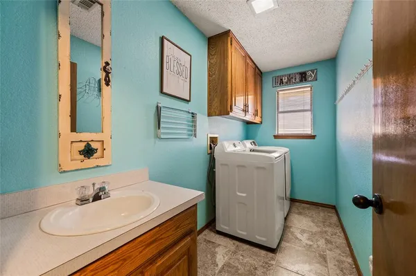 $549,900 | 517 Highland Park Drive, Hurst, TX 76054