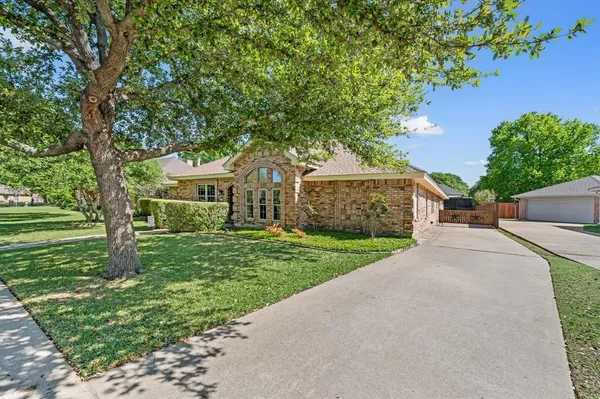 $549,900 | 517 Highland Park Drive, Hurst, TX 76054