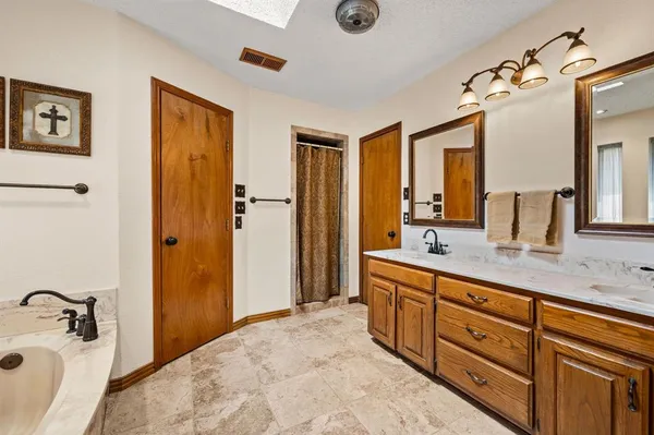 $549,900 | 517 Highland Park Drive, Hurst, TX 76054