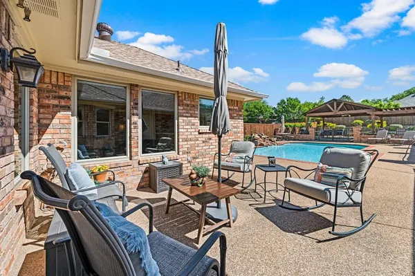 $549,900 | 517 Highland Park Drive, Hurst, TX 76054