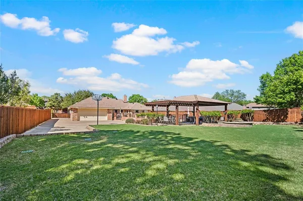 $549,900 | 517 Highland Park Drive, Hurst, TX 76054