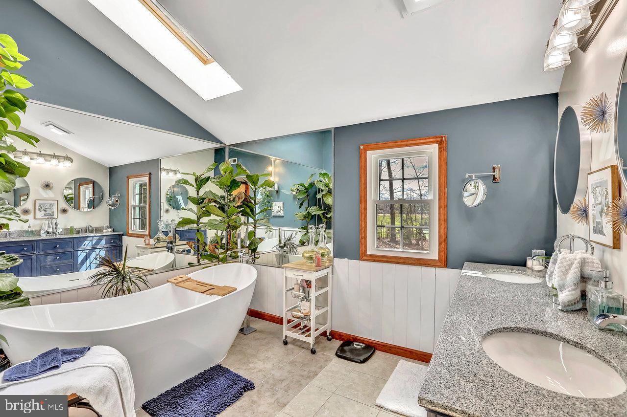 1 Washington Way Tabernacle, NJ 08088 - Photo 22 of 37 a living room with furniture and a potted plant