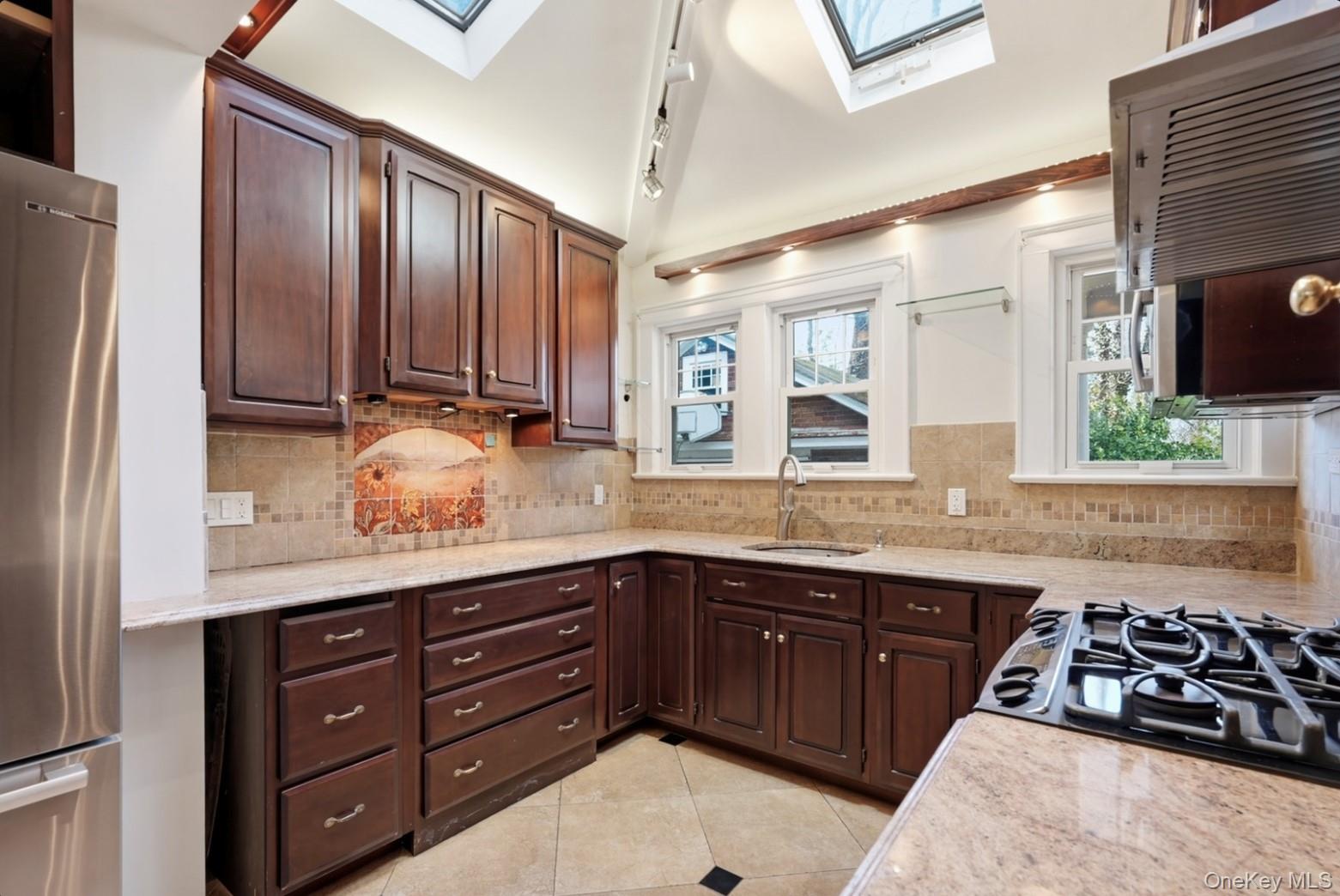 79 Red Ground Road Roslyn Heights, NY 11577 - Photo 5 of 28