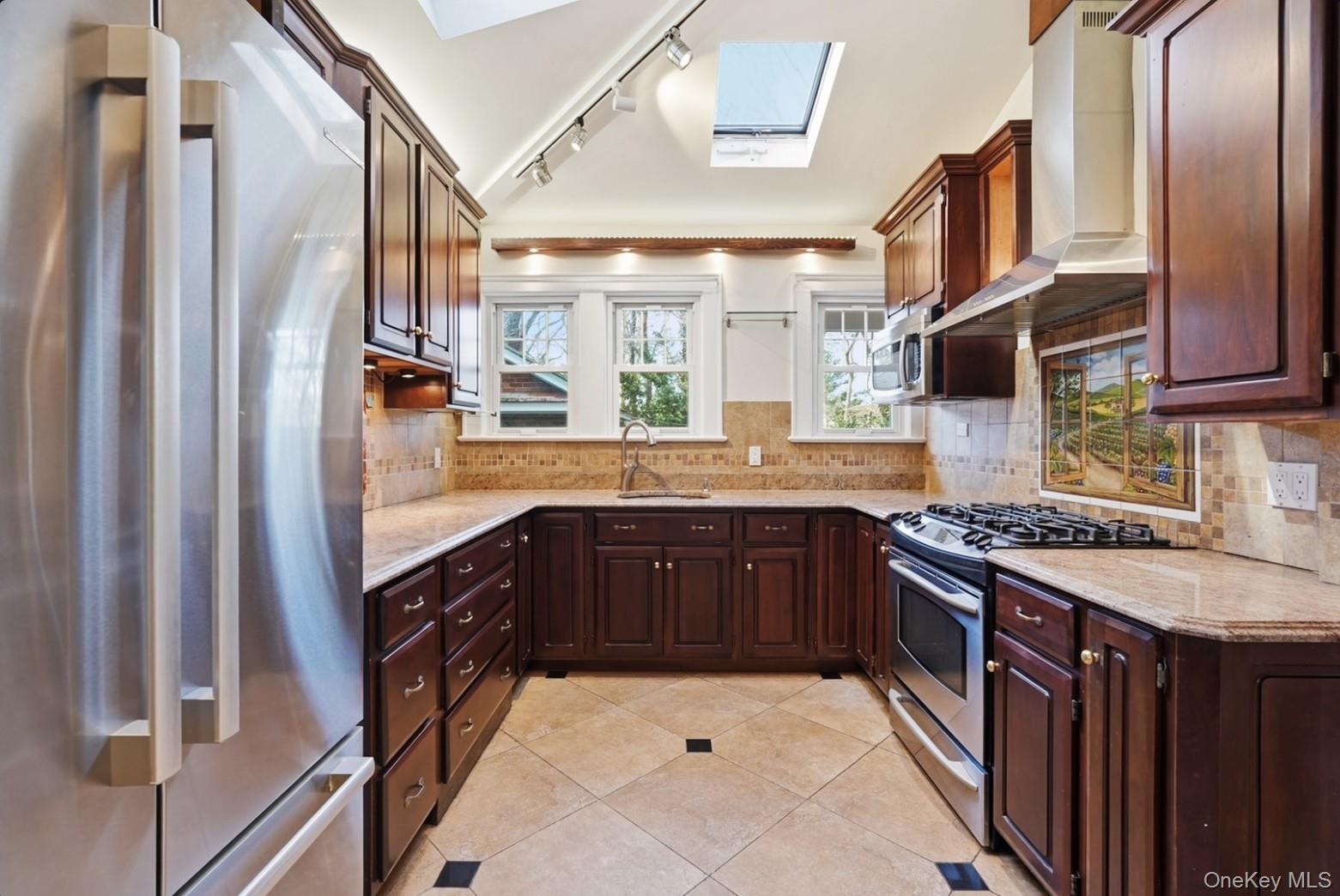 79 Red Ground Road Roslyn Heights, NY 11577 - Photo 6 of 28