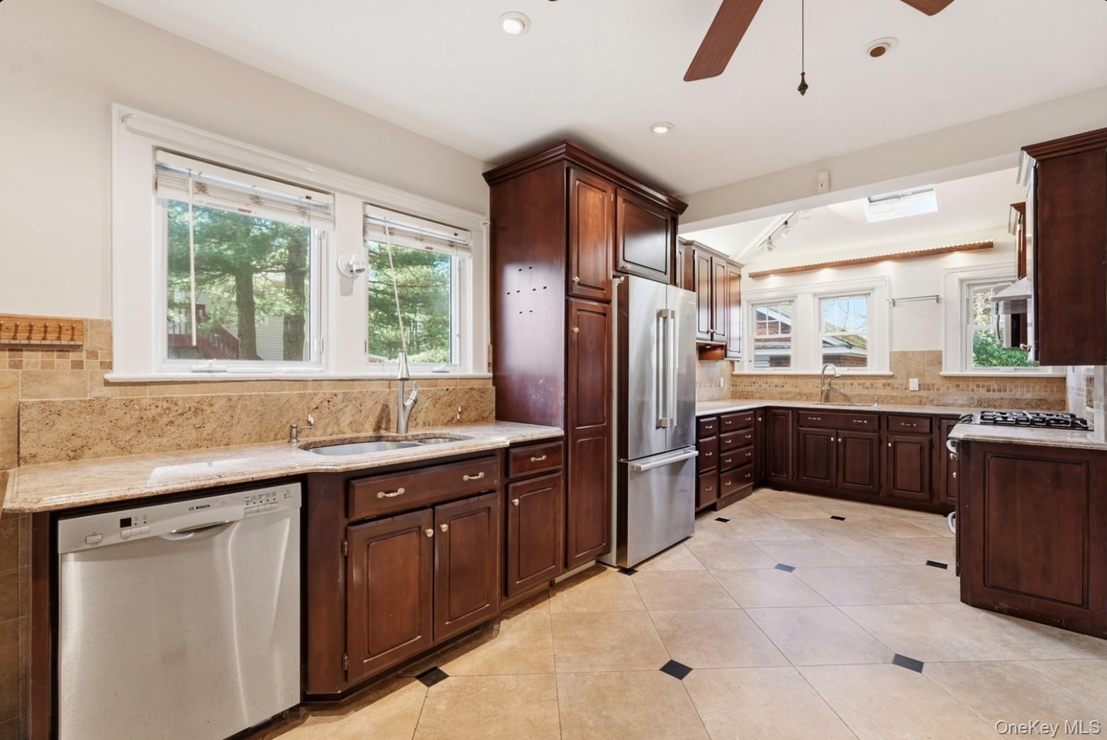 79 Red Ground Road Roslyn Heights, NY 11577 - Photo 7 of 28