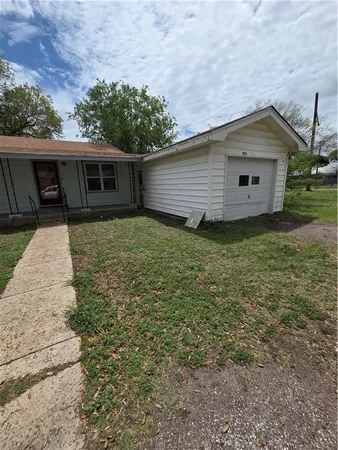$1,050 | 12137 County Road 1232, Sinton, TX 78387