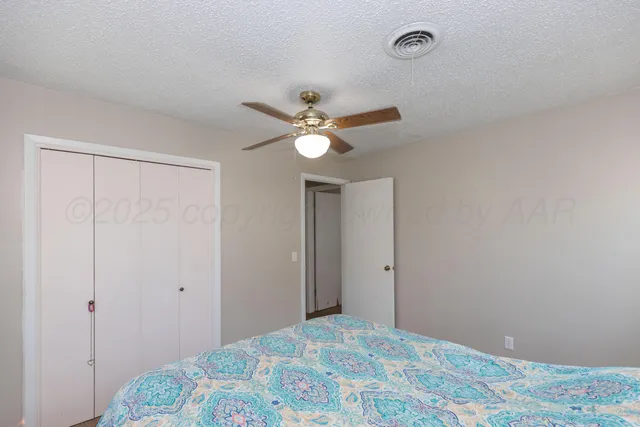 a view of a livingroom with a ceiling fan