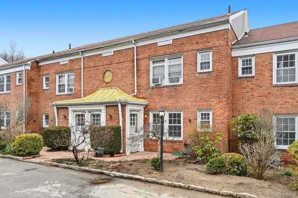 $2,350 | 61 Davis Avenue, Unit E, White Plains, NY 10605