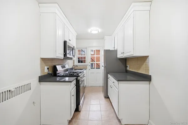 $2,350 | 61 Davis Avenue, Unit E, White Plains, NY 10605