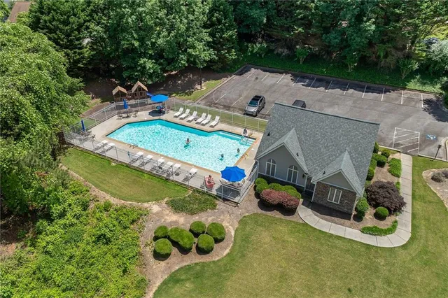 a view of a backyard