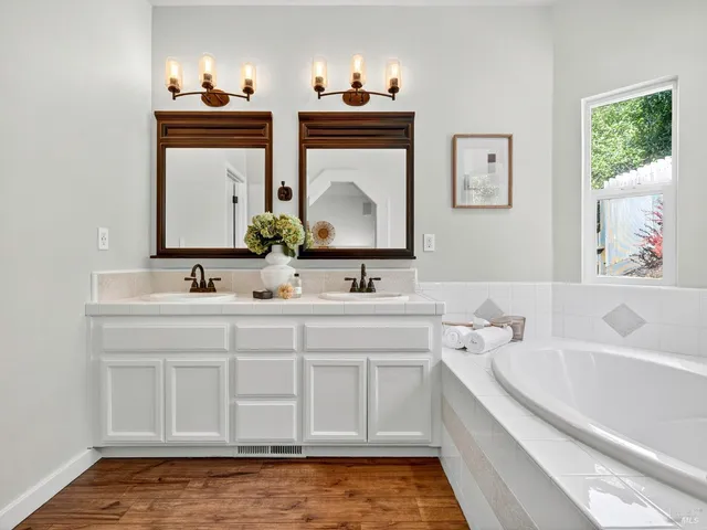 $1,375,000 | 143 Village Oaks Court, Healdsburg, CA 95448