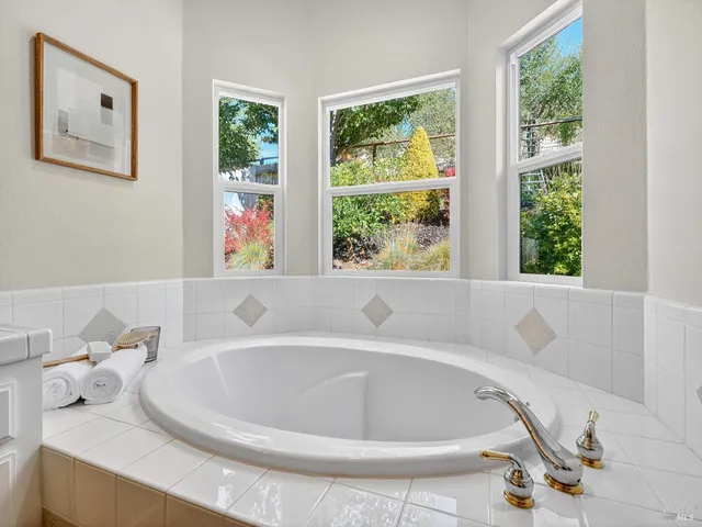 $1,375,000 | 143 Village Oaks Court, Healdsburg, CA 95448