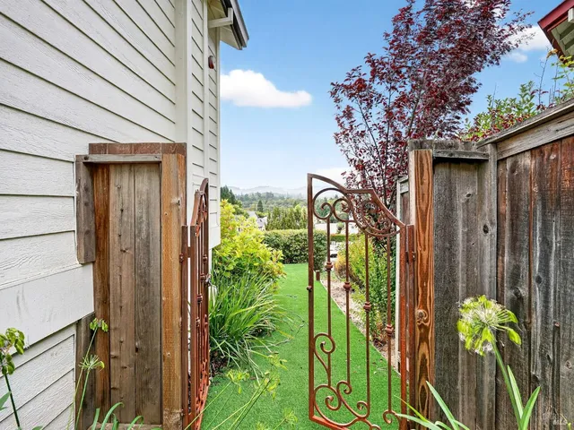 $1,375,000 | 143 Village Oaks Court, Healdsburg, CA 95448