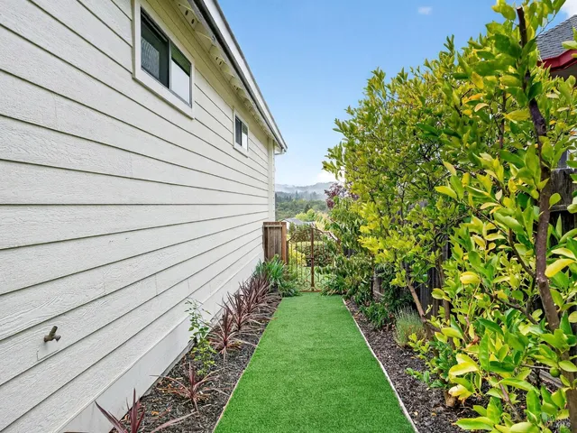 $1,375,000 | 143 Village Oaks Court, Healdsburg, CA 95448