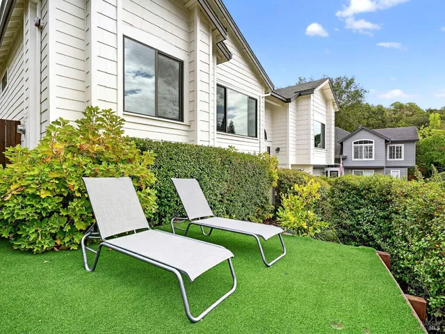 $1,375,000 | 143 Village Oaks Court, Healdsburg, CA 95448