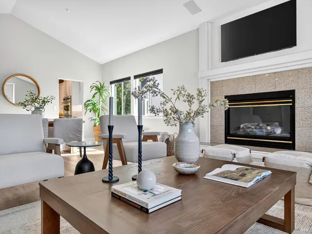 $1,375,000 | 143 Village Oaks Court, Healdsburg, CA 95448