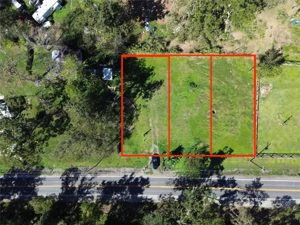 a view of a back yard