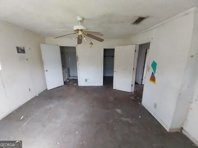 a view of a livingroom with a ceiling fan