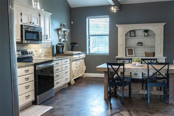 $285,000 | 2220 North Village Drive, Bonham, TX 75418