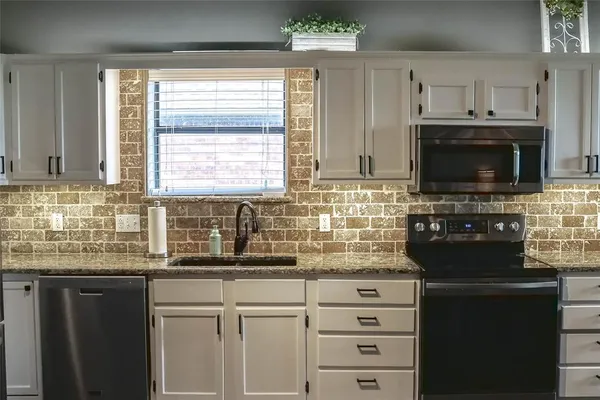 $285,000 | 2220 North Village Drive, Bonham, TX 75418