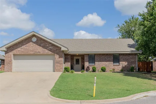 $285,000 | 2220 North Village Drive, Bonham, TX 75418