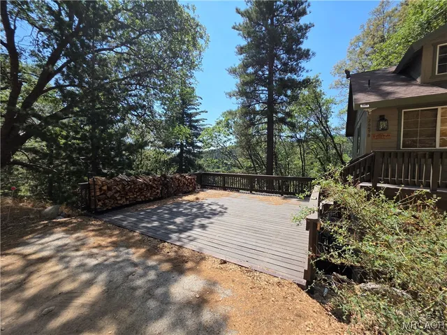 a view of a backyard