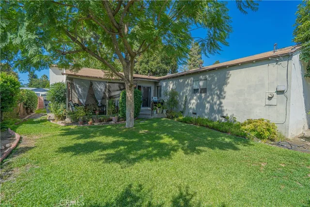 a view of a house with a yard