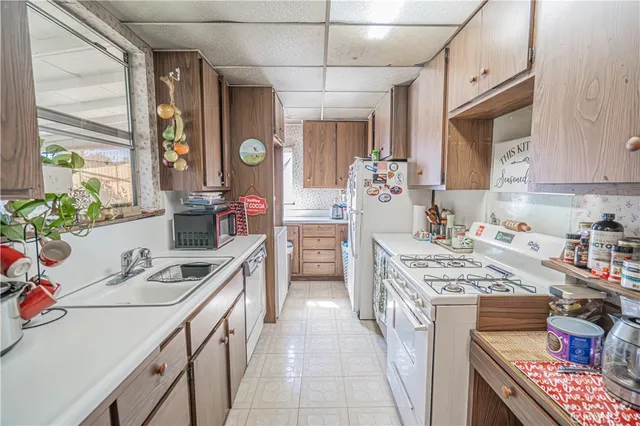 a kitchen that has a lot of cabinets in it