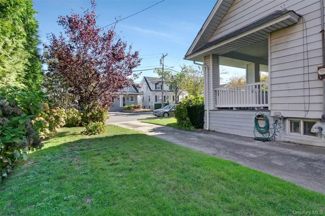 a view of back yard of the house