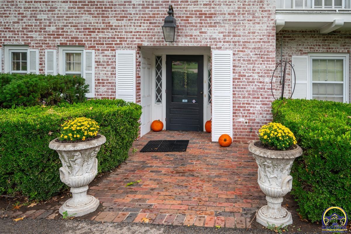 2824 Southwest Burlingame Road Topeka, KS 66611 - Photo 2 of 48