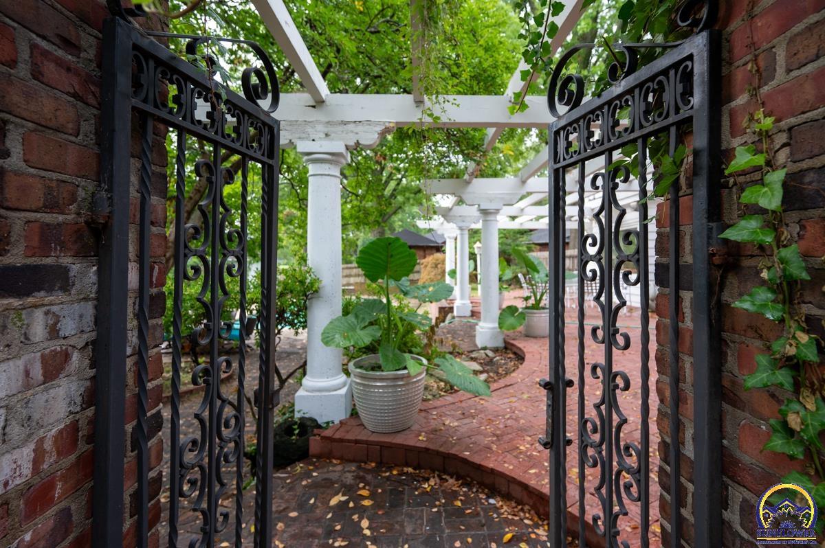 2824 Southwest Burlingame Road Topeka, KS 66611 - Photo 36 of 48