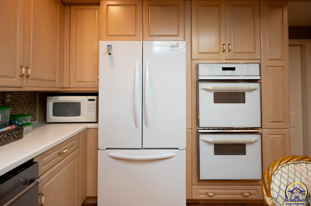 2824 Southwest Burlingame Road Topeka, KS 66611 - Photo 8 of 48