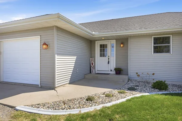 $450,000 | 19388 Memory Circle, Hutchinson, MN 55350